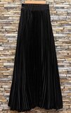 Lange zwarte plooirok in ultrazacht satijn_