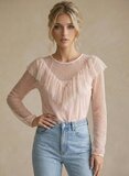 Blouse rose vaporeuse avec volants, pois et manches transparentes_