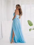 Robe longue en tulle bleu clair à une épaule_