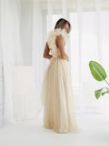 Robe longue en tulle créme à une épaule_