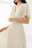 Stijlvolle beige maxi plisse jurk _
