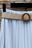 Licht blauwe geplooide midi rok met taille riem_