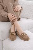 Kaki bruine suede mocassin Cora met gouden decoratie_
