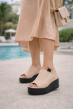 Beige platform mules met zwarte wedgezool Cintia_
