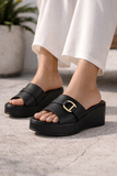 Zwarte wedge mules met goudkleurige gesp Cirilla_