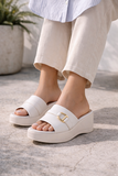 Witte wedge mules met goudkleurige gesp Cirilla_