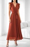 Elegante terracotta plisse maxi jurk._