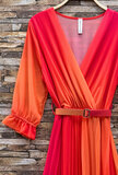 Sierlijke fuchsia-oranje mix maxi plisse jurk_