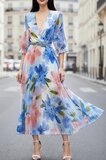 Robe longue plissée élégante, couleur bleu, avec un motif floral_