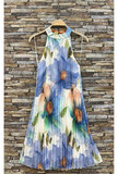 Trendy en chique blauwe mixed midi halterjurk in plisse_
