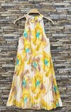 Trendy en chique geel-blauw-taupe midi halterjurk in plisse_