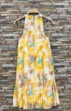 Trendy en chique geel-blauw-taupe midi halterjurk in plisse_