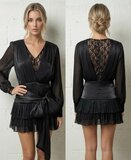 Zwarte couture mini jurk met kant en plissé – verfijnde avondjurk_