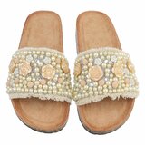 Beige slippers Gisele met parels en bloemen details_