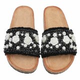 Zwarte slippers Gisele met parels en bloemen details_