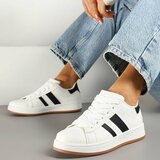 Witte lage sneaker Hesly met zwarte strepen_