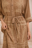 Robe maxi élégante taupe avec broderies dorées – allure luxueuse_