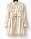 Robe courte beige en satin avec boucle bijou – allure élégante et luxueuse_