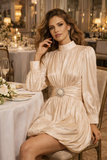 Robe courte beige en satin avec boucle bijou – allure élégante et luxueuse_