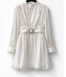 Robe courte blanche en satin avec boucle bijou – allure élégante et luxueuse_