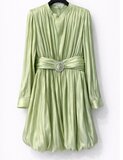 Robe courte vert pistache en satin avec boucle bijou – allure élégante et luxueuse_