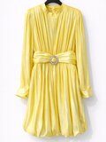 Robe courte jaune en satin avec boucle bijou – allure élégante et luxueuse_