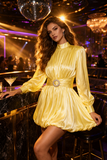 Robe courte jaune en satin avec boucle bijou – allure élégante et luxueuse_