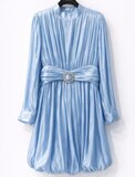 Korte licht blauwe satijnen jurk met ceintuur – elegante luxe uitstraling_