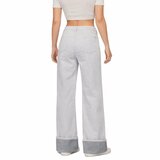 Grijze wide-leg jeans met subtiele flare_