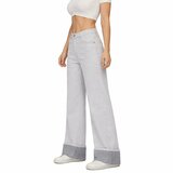 Grijze wide-leg jeans met subtiele flare_