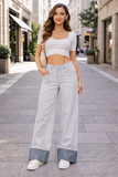 Grijze wide-leg jeans met subtiele flare_