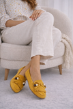 Gele suède loafers Censi met franjes en strikdetail_