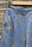 Luchtige wide leg broek blauw met bloemenborduursel_