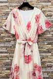 Elegante crème maxi jurk met roze bloemenprint en strikceintuur_