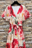 Elegante maxi jurk in beige-rode bloemenprint met strikceintuur_