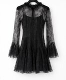 Elegante zwarte kanten jurk met romantische details_