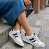 Sportieve witte sneakers Chelsy met zwarte accenten_