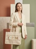Elegante beige shopper met geborduurde parelletters_