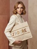 Elegante beige shopper met geborduurde parelletters_