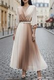 Sierlijke beige-taupe mix maxi plisse jurk._