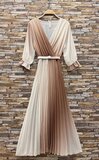 Sierlijke beige-taupe mix maxi plisse jurk._