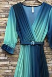 Sierlijke blauw-groen mix maxi plisse jurk._
