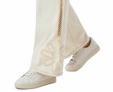 Luxe beige wide leg jeans met verfijnd kantdetail_