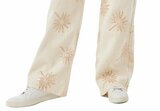 Luxe beige wide leg jeans met verfijnde borduursels_