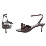 Bruine hak sandalen Charmy met strikdetail_