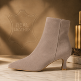 Taupe leren daimen enkellaarsje met elegante kitten heel-Josie_