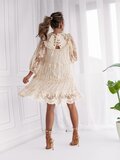 Magnifique robe courte en dentelle de couleur crème_