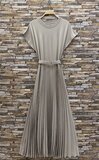 Taupe plissé maxi jurk met ceintuur_