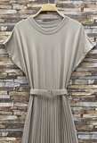 Taupe plissé maxi jurk met ceintuur_