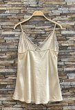 Beige satijnen top met verstelbare bandjes en kantdetails_